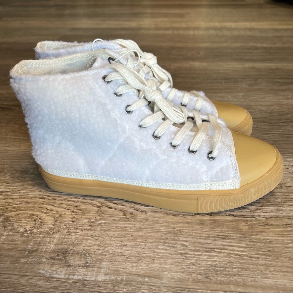 NWOT American Eagle fuzzy sneakers